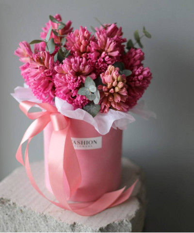 11 розовых гиацинтов Пинк Элефант в бархатной шляпной коробке №6833