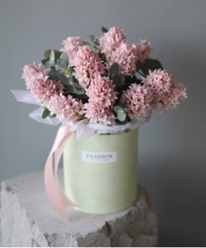 15 розовых гиацинтов Пинк Элефант в бархатной шляпной коробке №6873