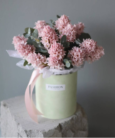 15 розовых гиацинтов Пинк Элефант в бархатной шляпной коробке №6873