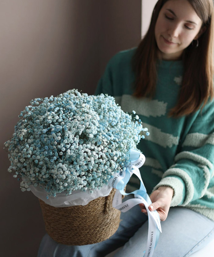 Голубая гипсофила в корзине 