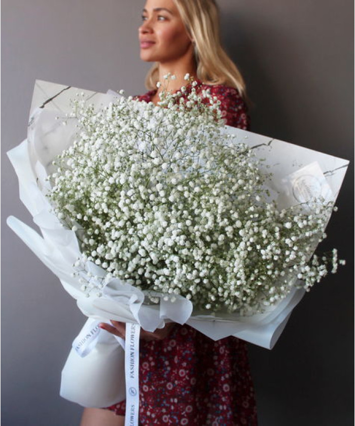 9 белой гипсофилы в букете 