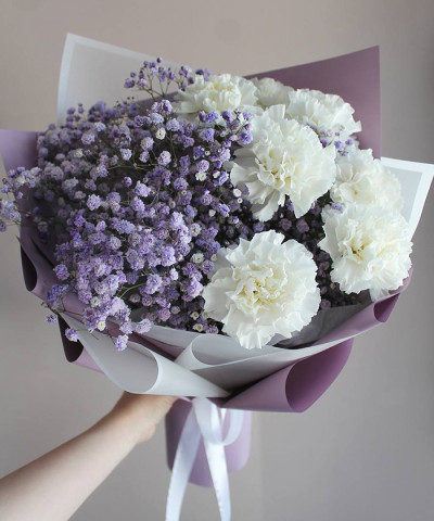 Лавандовая гипсофила и белые диантусы в букете "Ламми" №3469