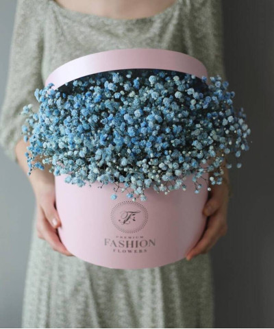 Голубая гипсофила в шляпной коробке "Эвелин" №9370