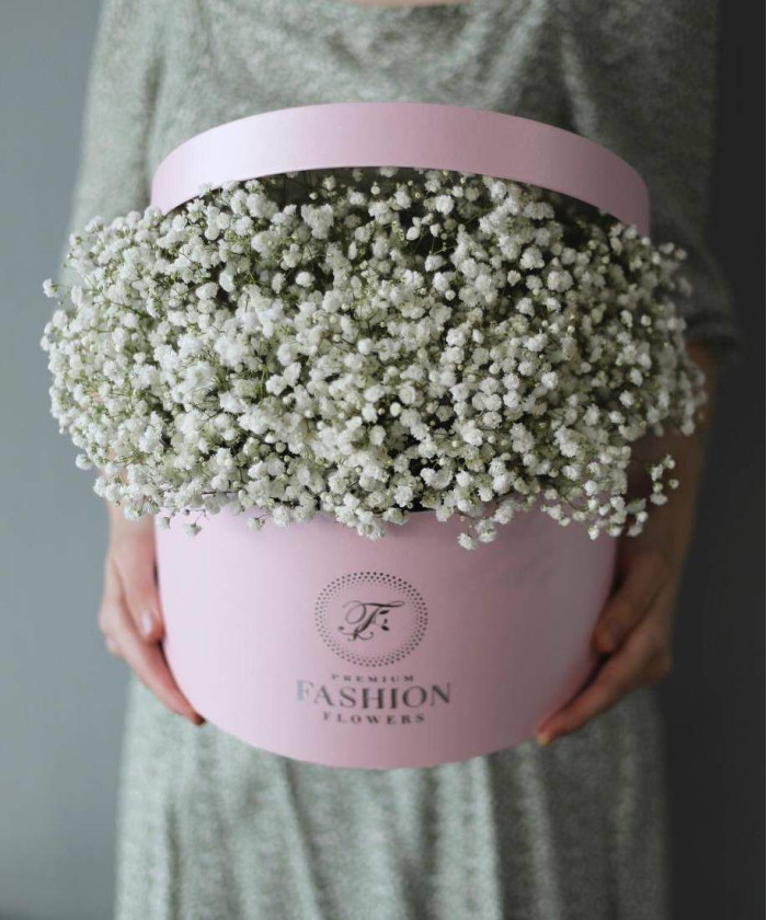 Белая гипсофила в шляпной коробке 