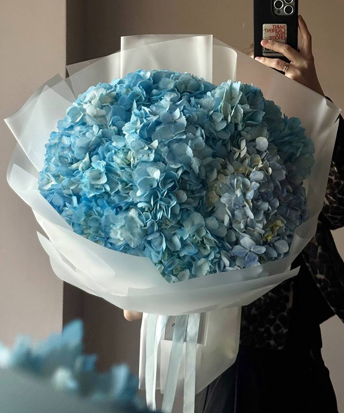 7 голубых гортензий в букете 