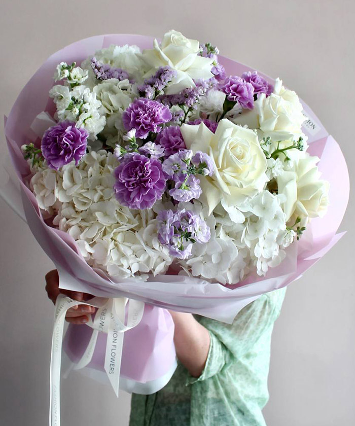 Авторский букет с гортензией и белыми розами 