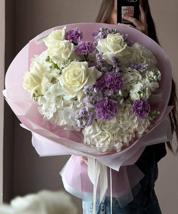 Авторский букет с гортензией и белыми розами 