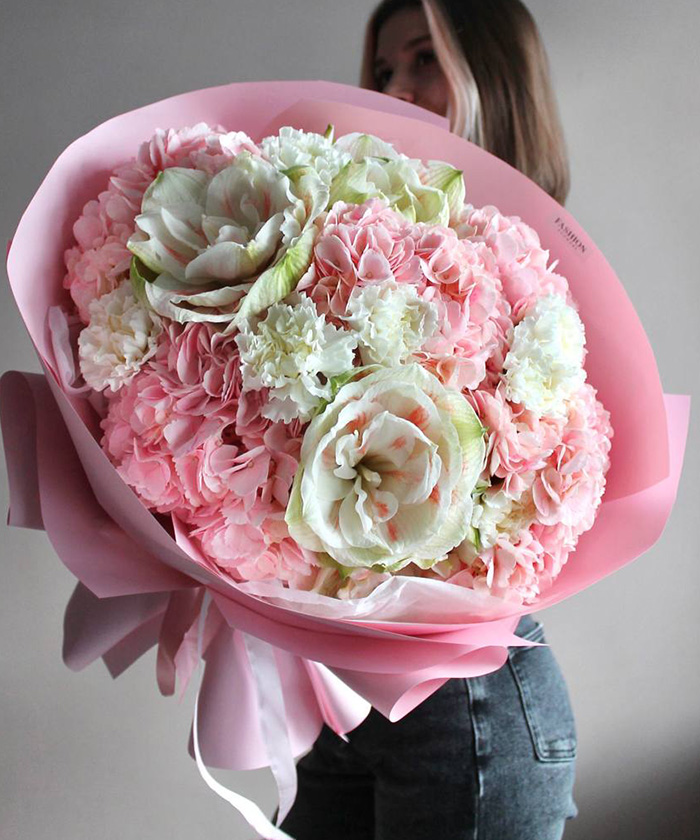 Амариллисы и гортензии в авторском букете 