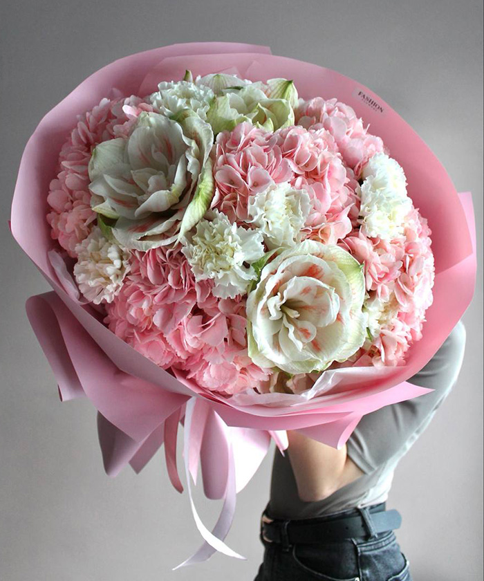 Амариллисы и гортензии в авторском букете 