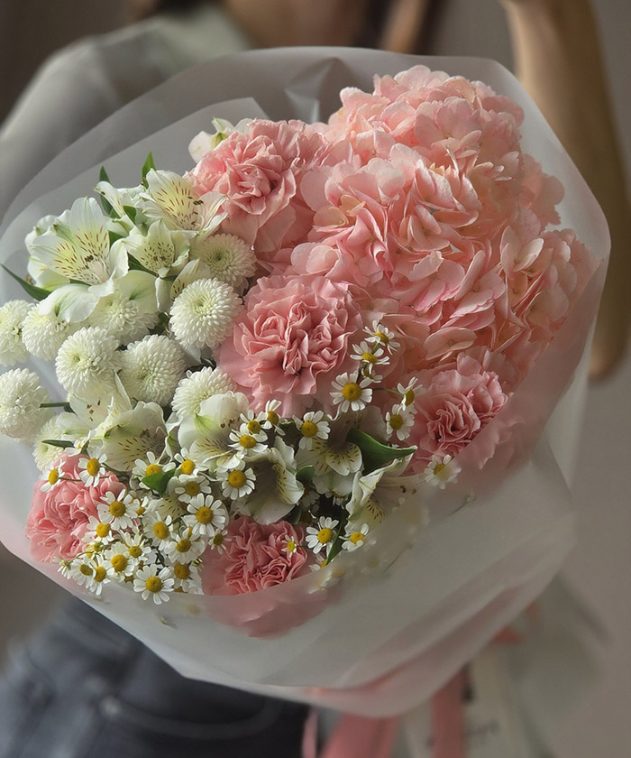 Авторский букет с гортензией 