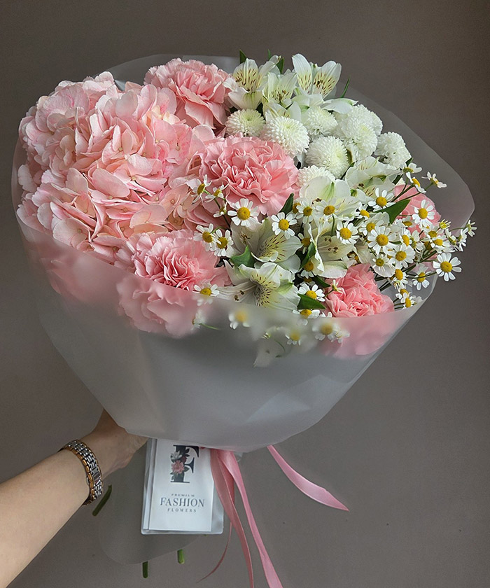 Авторский букет с гортензией 