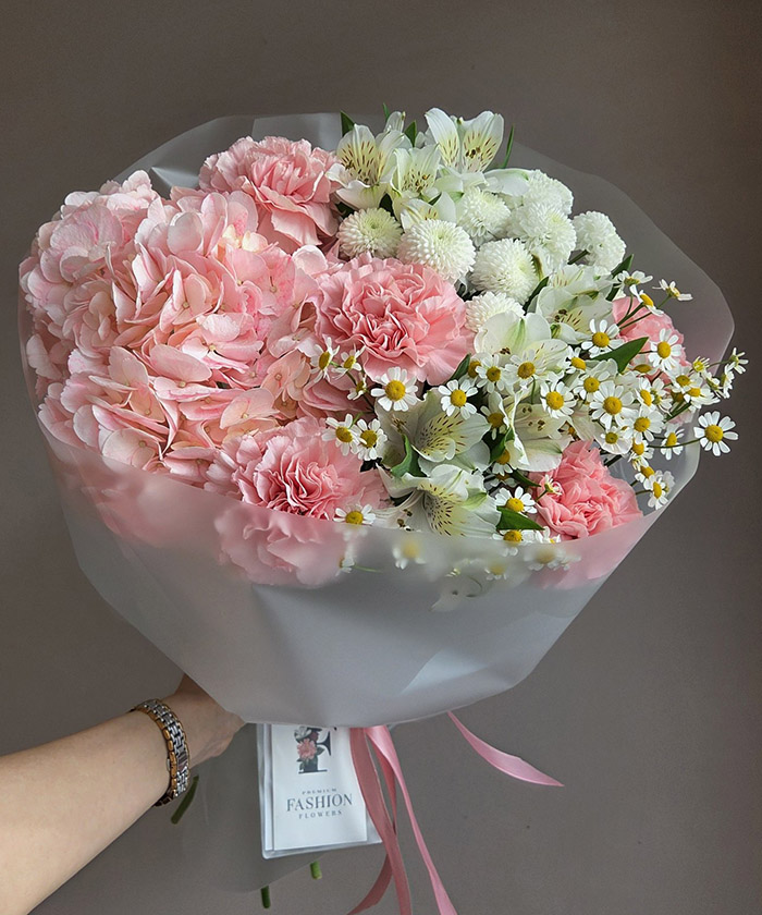 Авторский букет с гортензией 