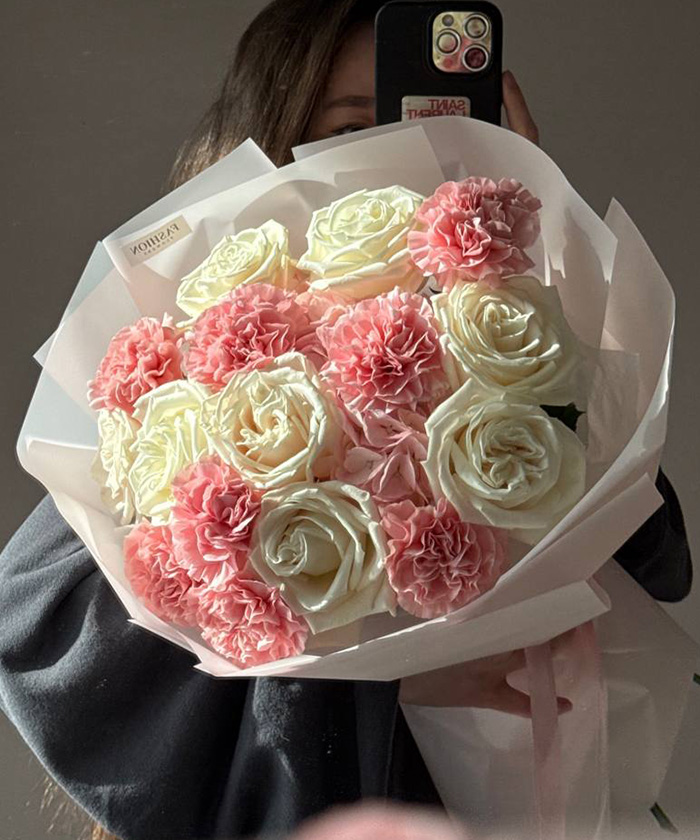 Белые пионовидные розы, гортензия и кружевные диантусы 