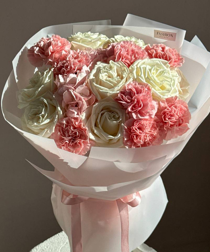 Белые пионовидные розы, гортензия и кружевные диантусы 