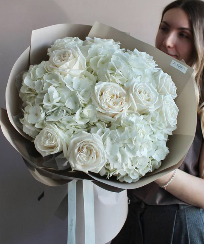 Белые пионовидные розы и гортензии в букете 