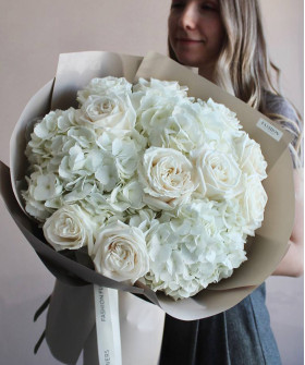Белые пионовидные розы и гортензии в букете "Гармония" №7566