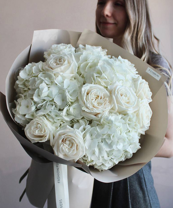 Белые пионовидные розы и гортензии в букете 