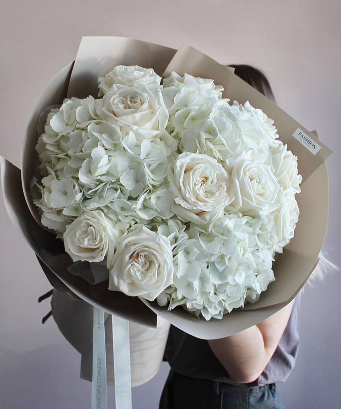 Белые пионовидные розы и гортензии в букете 
