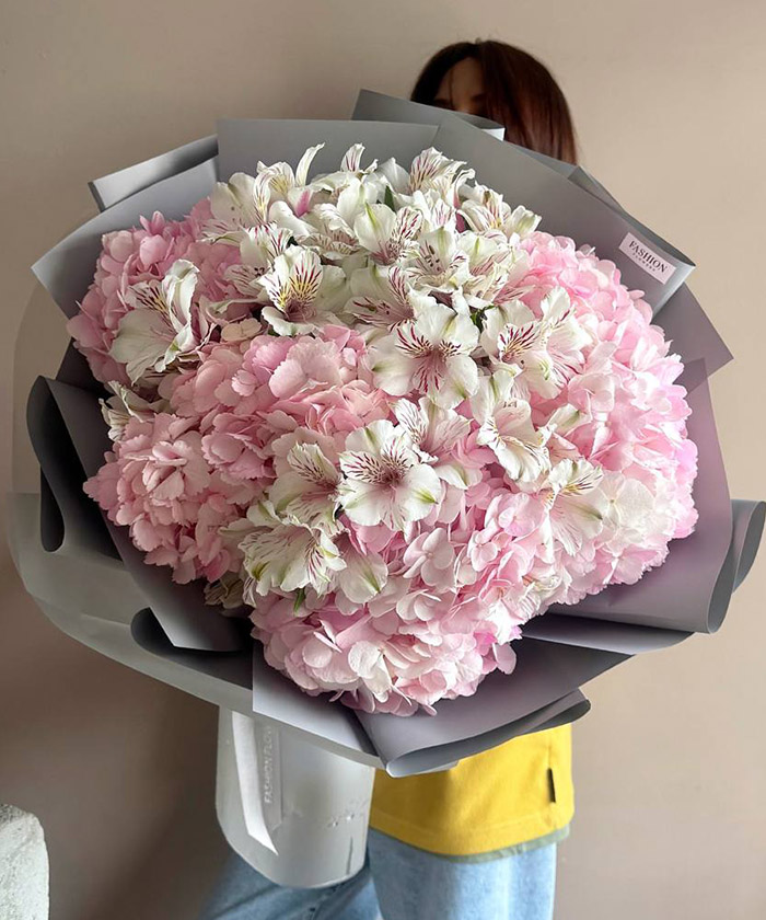 Гортензии и альстромерии в букете 