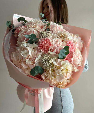 Гортензии и французские розы в букете «Карамельное утро» №8573