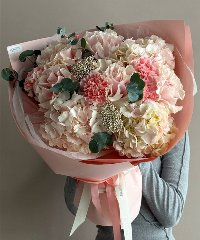 Гортензии и французские розы в букете «Карамельное утро» №8573