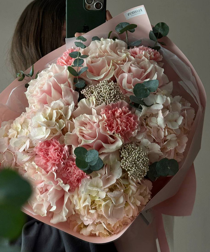 Гортензии и французские розы в букете «Карамельное утро» №8573