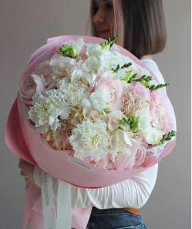 "Лёгкий румянец" авторский букет с ранункулюсами, фрезией и гортензиями №5982