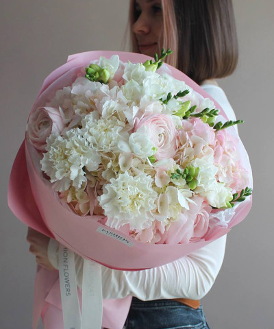 "Лёгкий румянец" авторский букет с ранункулюсами, фрезией и гортензиями №5982