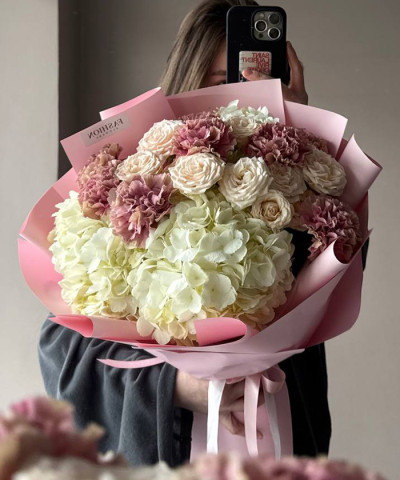 "Тёплые эмоции" авторский букет с гортензией и кустовыми розами №6586