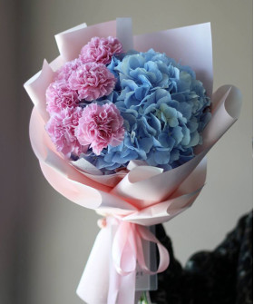 Голубая гортензия и розовые диантусы в букете "Майли" №8378