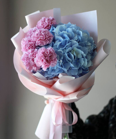 Голубая гортензия и розовые диантусы в букете "Майли" №8378