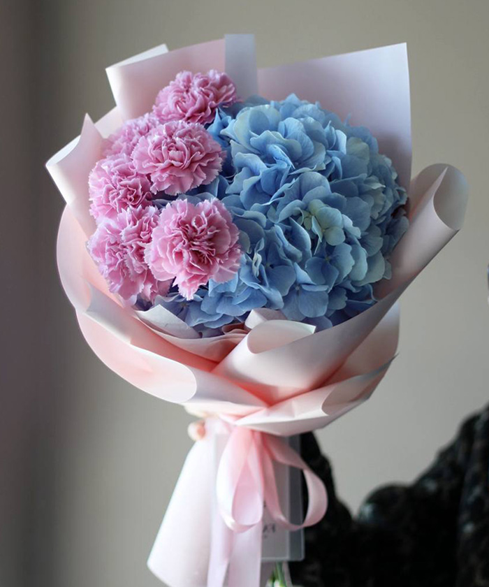 Голубая гортензия и розовые диантусы в букете 