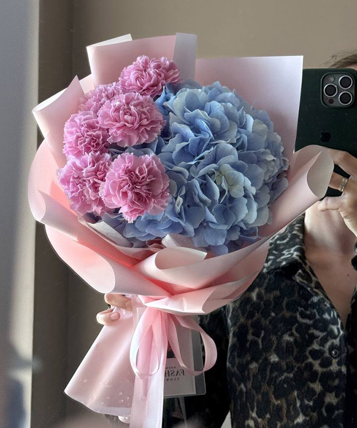 Голубая гортензия и розовые диантусы в букете 