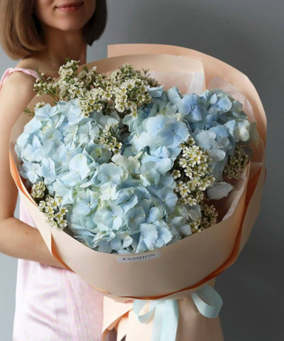 Голубая гортензия Верена и белый хамелациум в букете "Волна" №3117