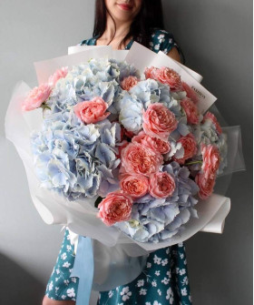Голубые гортензии и пионовидные розы Джульетта в букете "Виолетта" №2239