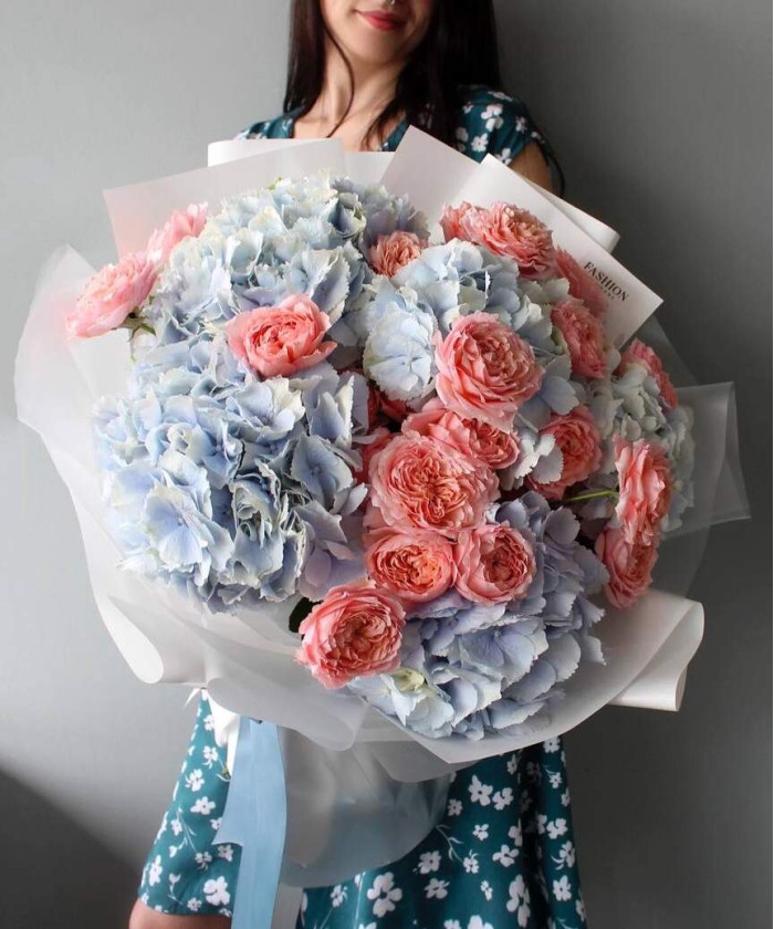 Голубые гортензии и пионовидные розы Джульетта в букете 
