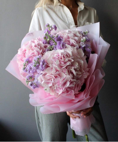 Розовая гортензия и лавандовая маттиола в букете "Трепет" №2938