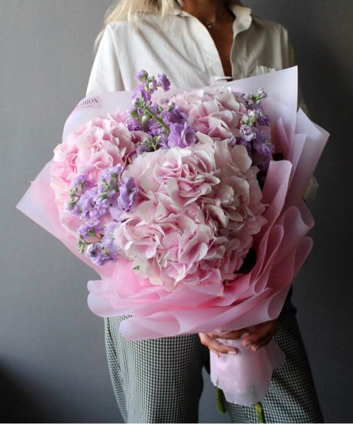 Розовая гортензия и лавандовая маттиола в букете 