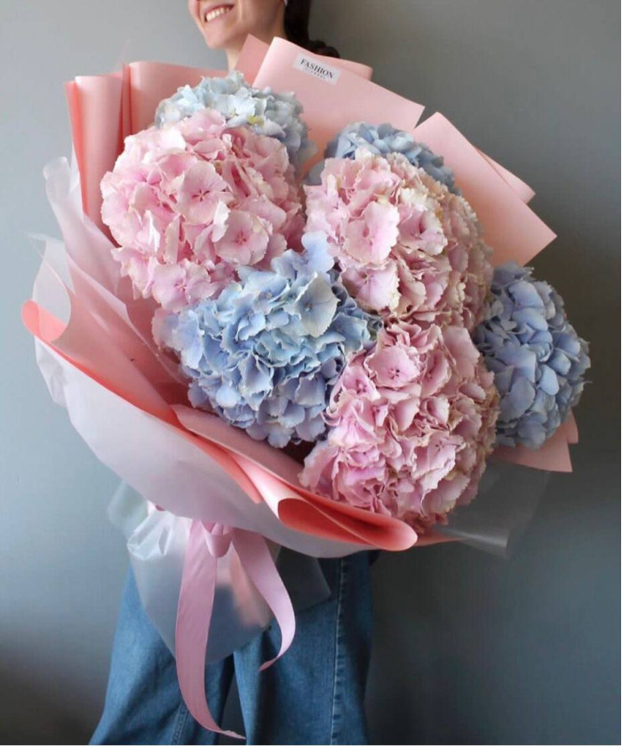 7 розовых и голубых гортензий в букете 