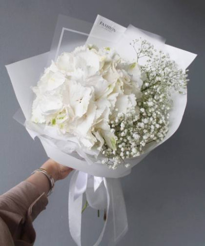 Белая гортензия с гипсофилой в букете "Сливки" №25521