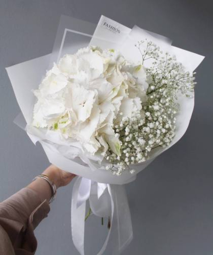 Белая гортензия с гипсофилой в букете 
