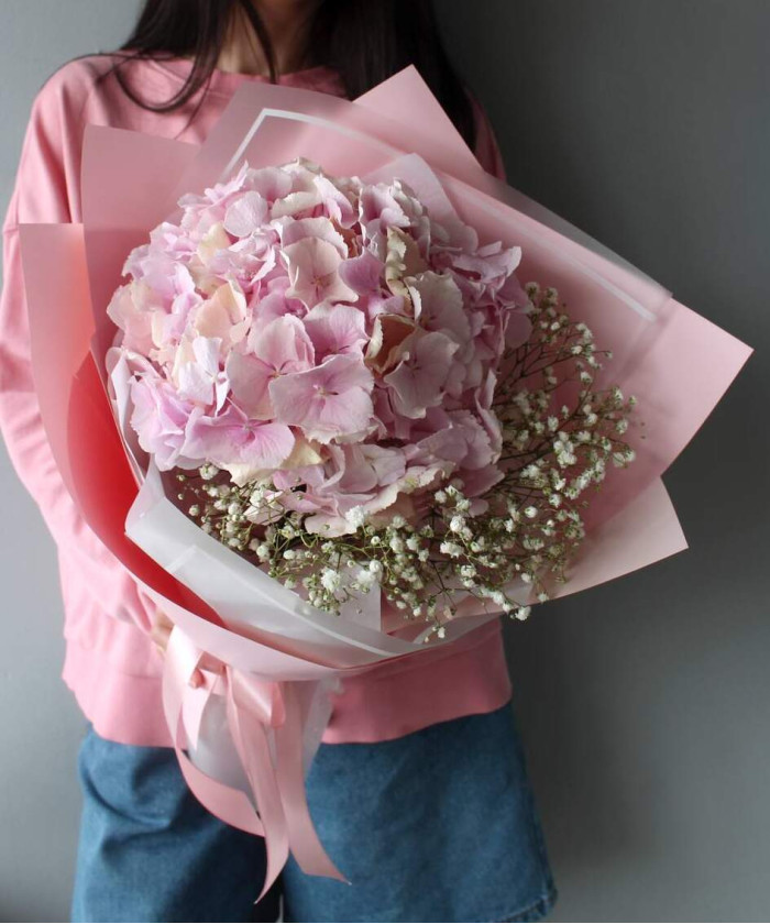 Розовая гортензия и гипсофила в букете 