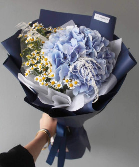 Голубая гортензия и ромашки в букете "Лазурный берег" №2230