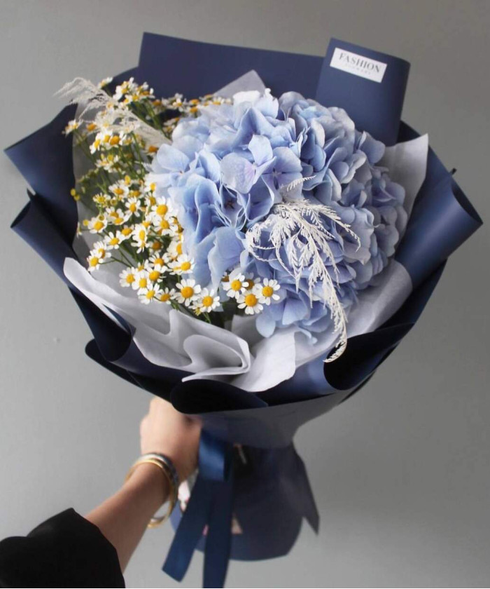Голубая гортензия и ромашки в букете 
