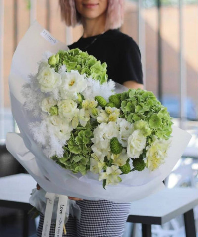 Зелёная гортензия в авторском букете "Бесценные чувства" №8758