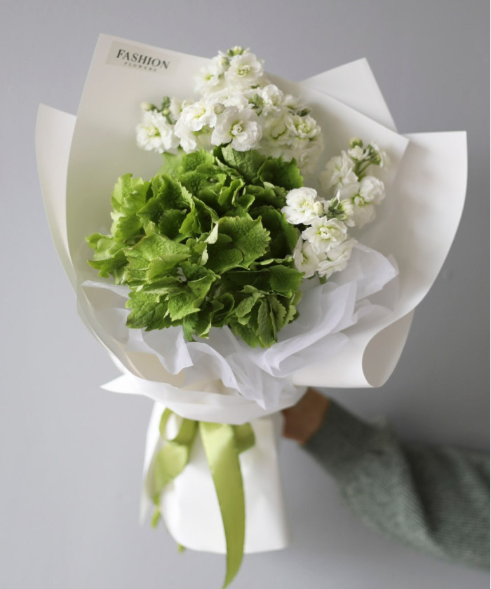 Зелёная гортензия с белой маттиолой в букете 