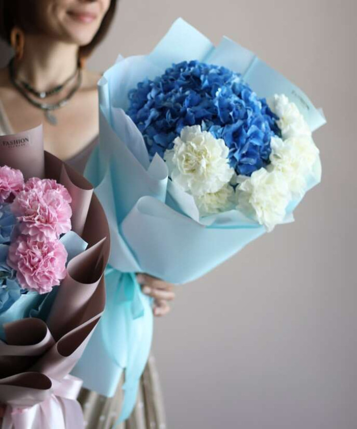 Синяя гортензия и белые диантусы в букете 