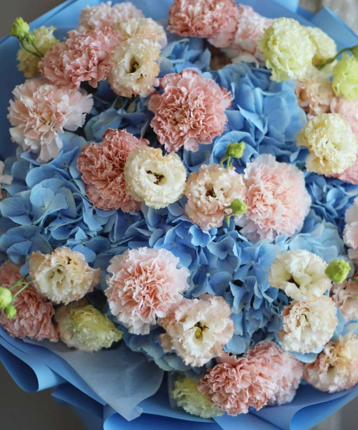 Голубая гортензия и эустома в букете 