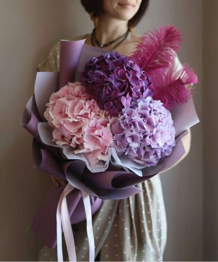 3 розово-фиолетовых гортензии в букете 