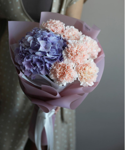 Гортензия и кремовые диантусы в букете "Ханни" №9474